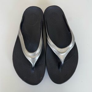 OOFOS Black and Silver Women's Sandals